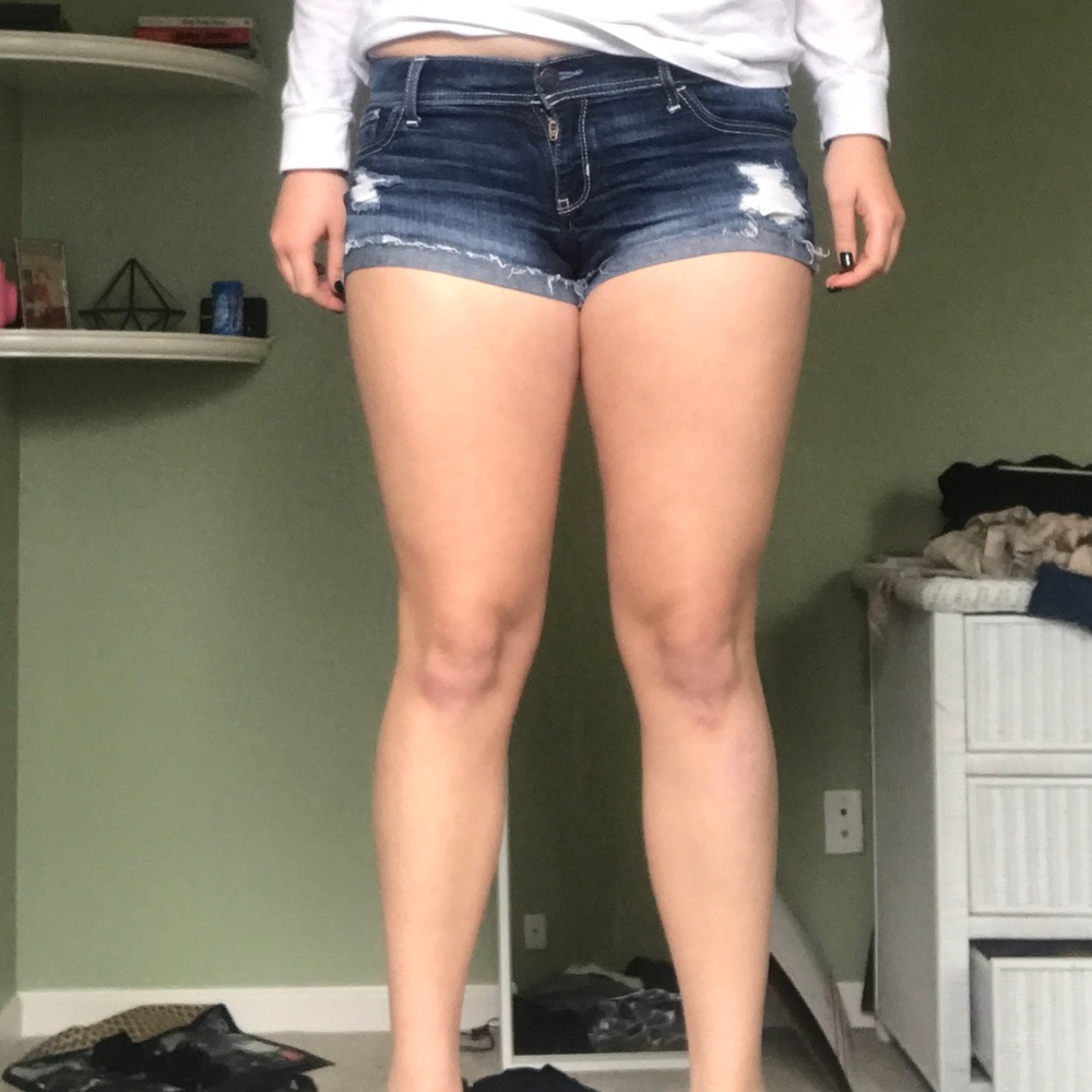 DARK WASH DENIM SHORTS.